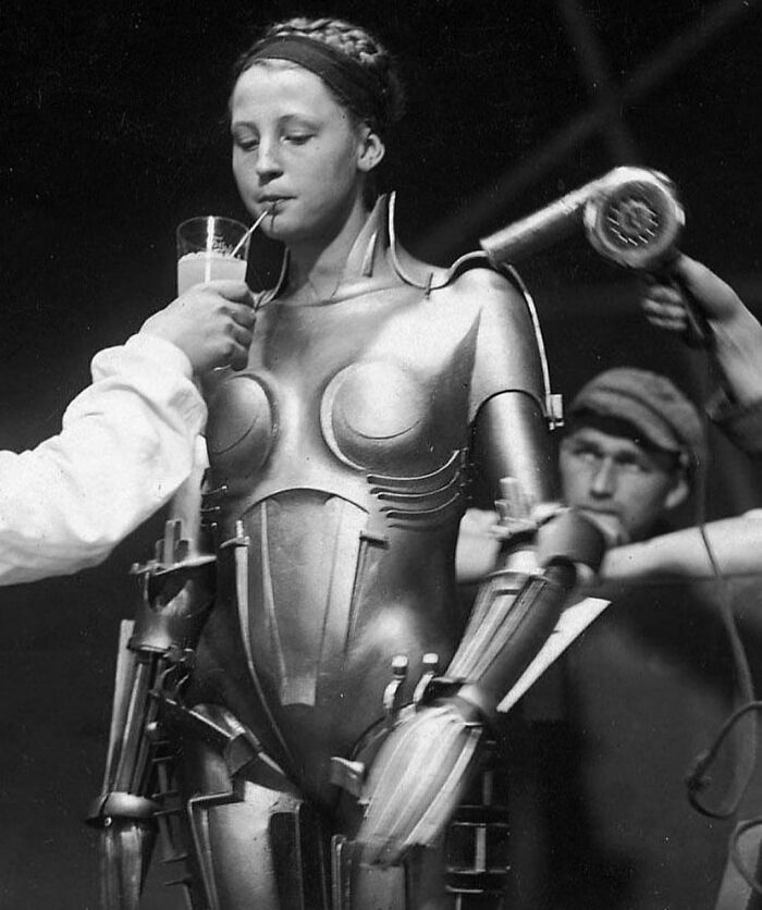 Brigette Helm, actriz alemana de 19 años, en el set de Metrópolis en 1927
