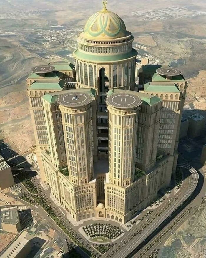 The Biggest Hotel In The World Is In Saudi Arabia. It Has 10,000 Rooms, 4 Helipads And It Can Accomodate 30,000 Guest!!!