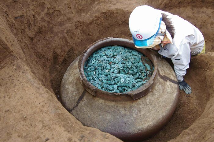 A Ceramic Jar Filled With Thousands Of Bronze Coins Was Unearthed At The Site Of A 15th-Century Samurai’s Residence Just North Of Tokyo, Japan