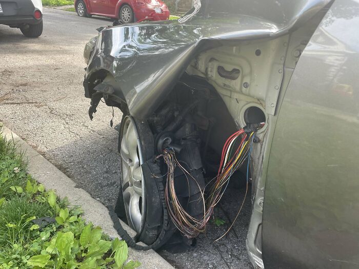 El cliente dijo que el neumático explotó y se salieron los cables, pero no esperaba esto
