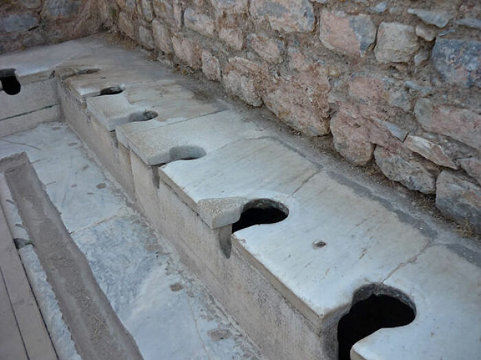 Los inodoros con cisterna más antiguos (2.000 años)