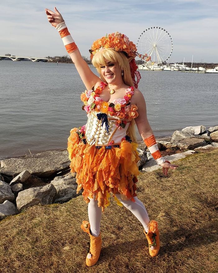 Person cosplaying Sailor Venus from Sailormoon