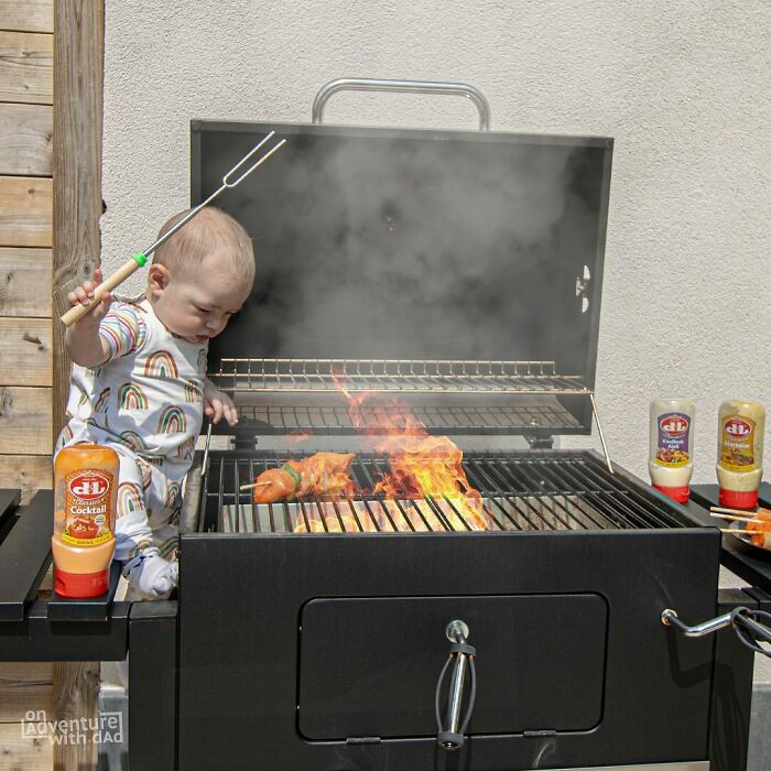 Por fin un día soleado. No hay mejor excusa para hacer una parrillada. Esta vez Aster está a cargo de la comida. Es su primera vez, pero parece que puede manejarlo