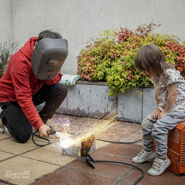 Papá me va a enseñar a soldar hoy. Primer paso: ¡Seguridad! Papá me está enseñando cómo hacer esto de una manera segura. ¡Protege tus ojos mientras sueldes! Por suerte todavía no estoy soldando. Todavía es un poco peligroso. Así que mientras tanto lo miraré mientras lo hace