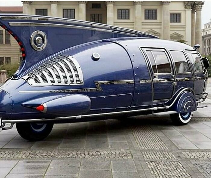 Este aerodinámico coche Dymaxion fue diseñado por el inventor estadounidense Buckminster Fuller durante la Gran Depresión y ocupó un lugar destacado en la Feria Mundial de Chicago de 1933-1934