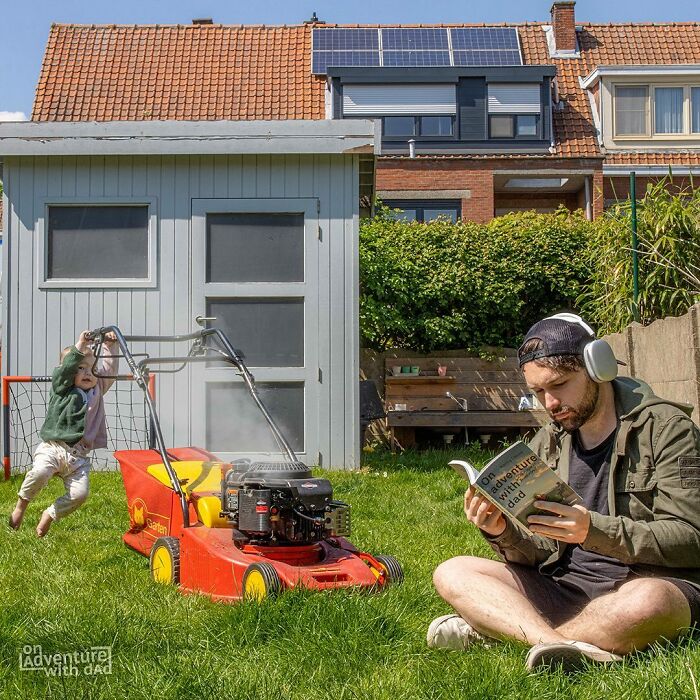 Ha salido el sol, así que es un día perfecto para disfrutar de la lectura de un libro en el jardín mientras las niñas hacen las tareas del hogar