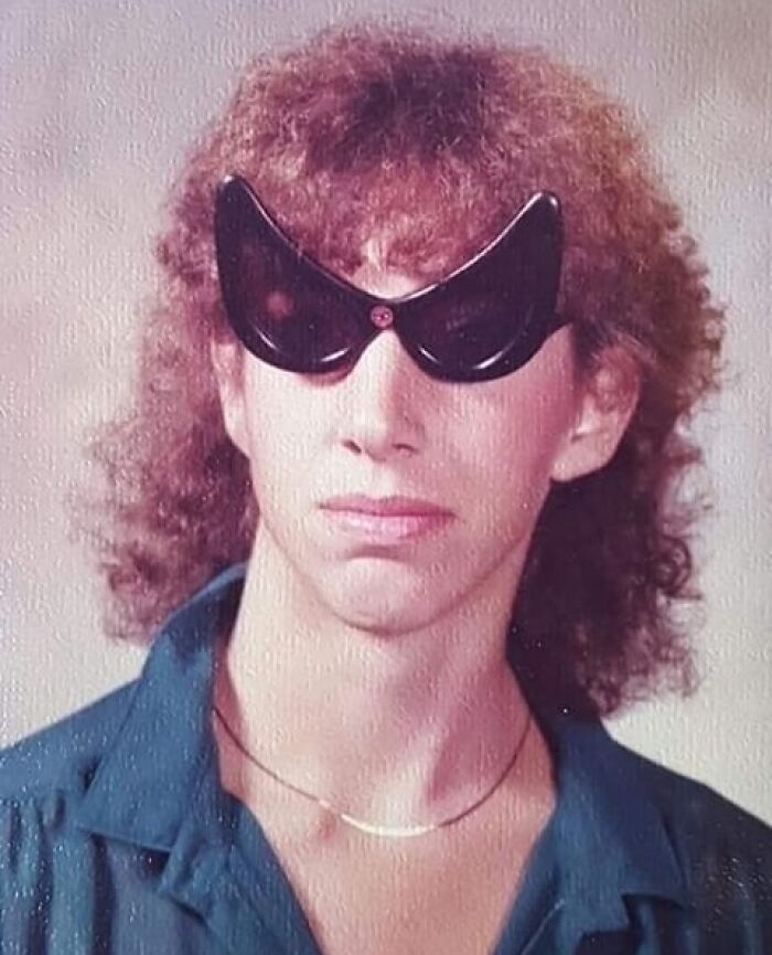 “Mi foto del anuario de la secundaria de 1981 con una permanente y gafas del hombre araña”