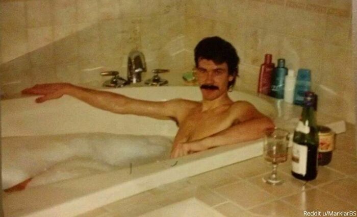 “Esta es una foto de mi padre irradiando estilo con su bigote. Según él, esta imagen data de agosto de 1990, aproximadamente 9 meses antes de que yo naciera”