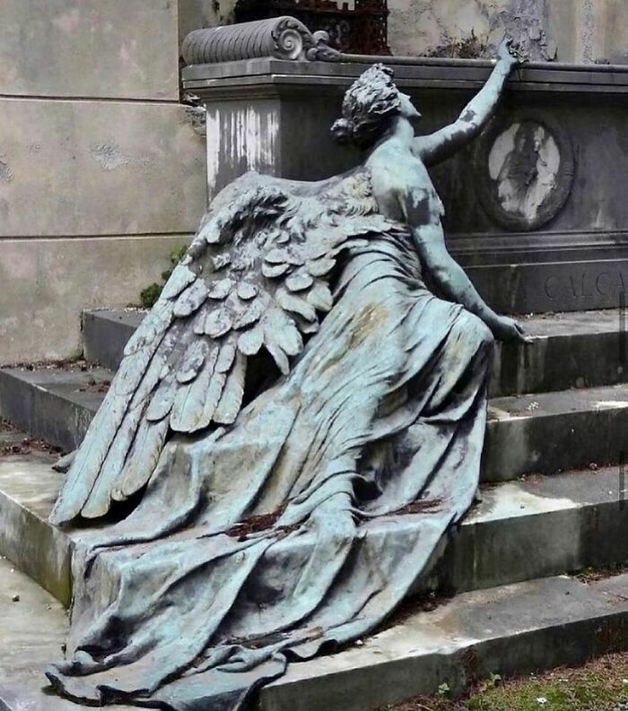 Monumento funerario. Obra maestra en bronce de la familia Calcagno. Creada por Adolpho Appolini en 1904. Reside en el Cementerio de Staglieno en Génova, Italia