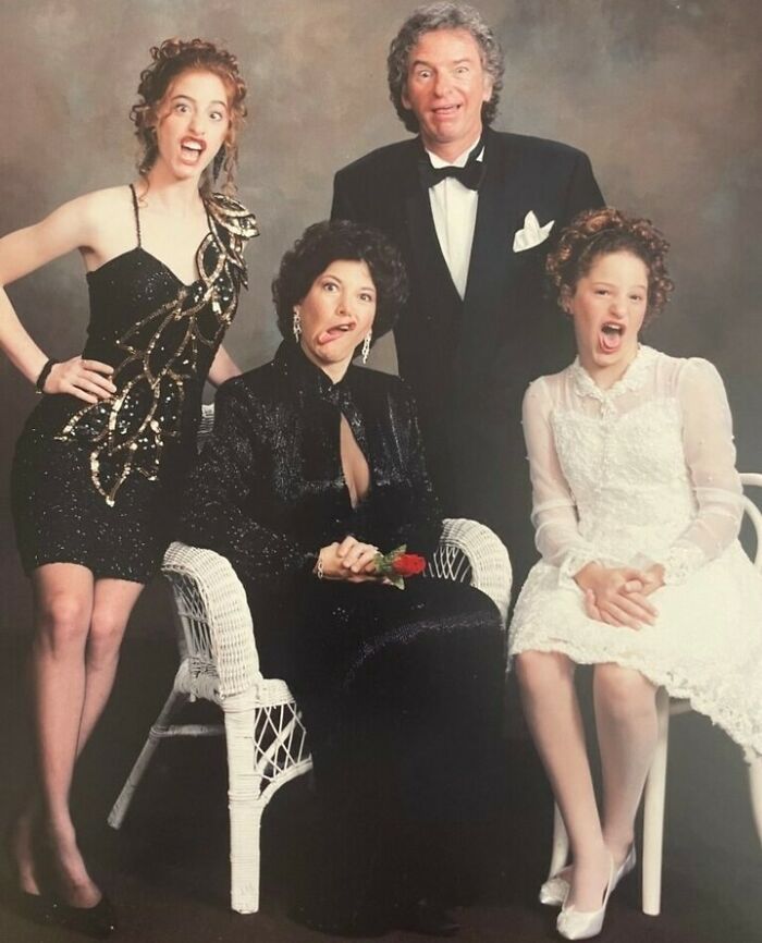 “El fotógrafo nos dijo que hiciéramos caras graciosas durante la sesión de fotos familiares para el Bar Mitzvah de mi hermana. Definitivamente, mi mamá se quedó con el primer puesto…”