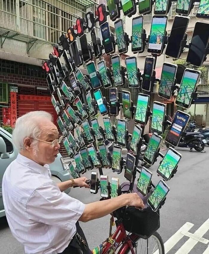 74 Year Old Man Plays Pokémon On 64 Cell Phones He Has Rigged To His Bike