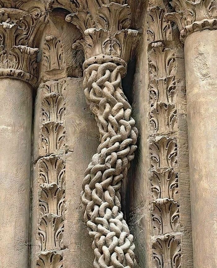 Columna de eslabones de piedra tallada que data de 1106. Encontrada en la fachada de la Colegiata Saint-Lazare D'avallon en Francia