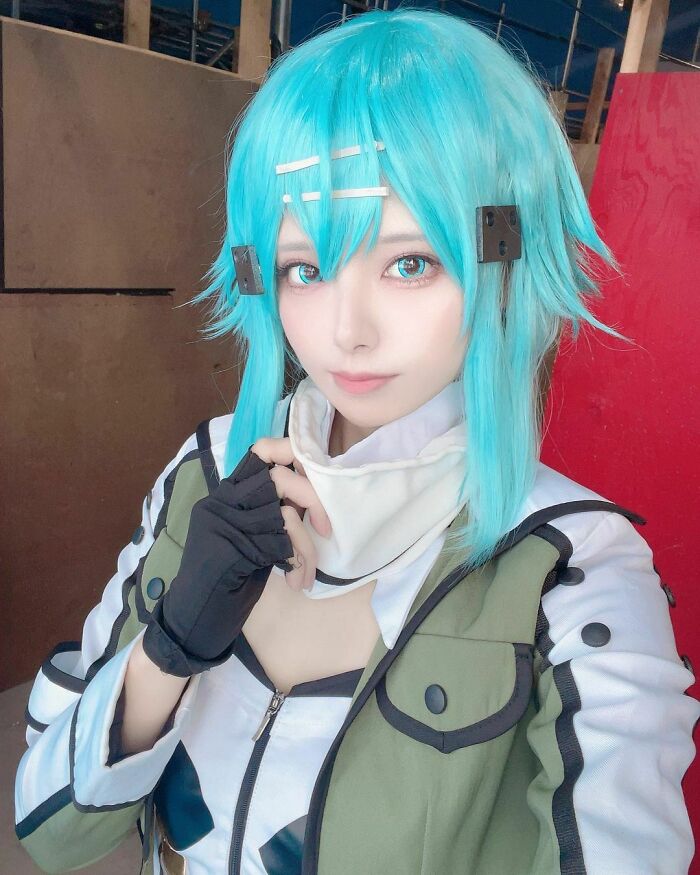 Person cosplaying Sinon from Sword Art Online