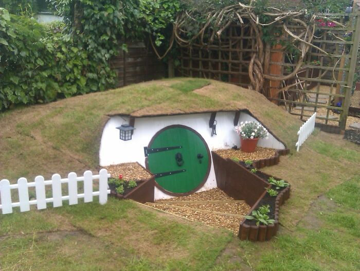 “Hobbit Hole” Was A DIY Project By Ashley Yeates, Who Decided To Build A Tolkien-Inspired Underground House In His Backyard