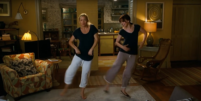 Darcy (Kate Hudson) and Rachel (Ginnifer Goodwin) share a sisterhood moment by dancing