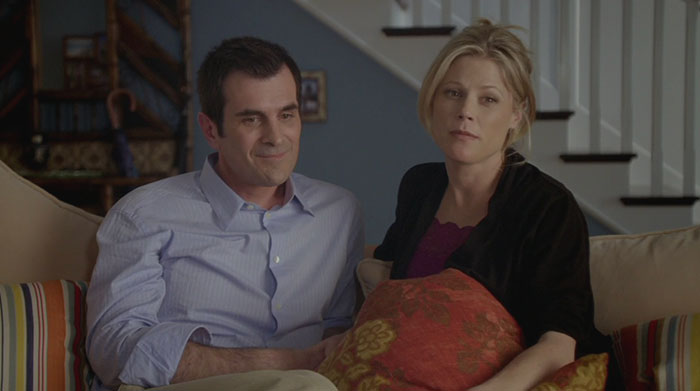 Phil and Claire sitting on the couch and talking from Modern Family pilot