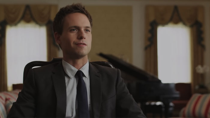 Michael sitting and talking from Suits pilot