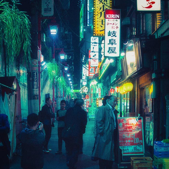 Exploré los callejones nocturnos de Tokio bajo las luces de neón y estas son 30 de las imágenes que tomé
