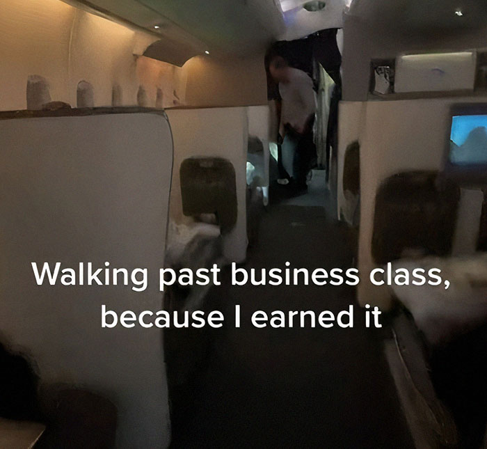 "Rich People, Don't Spoil Your Kids": Heated Discussion Starts After Dad Leaves His Kids In Coach While Flying First Class