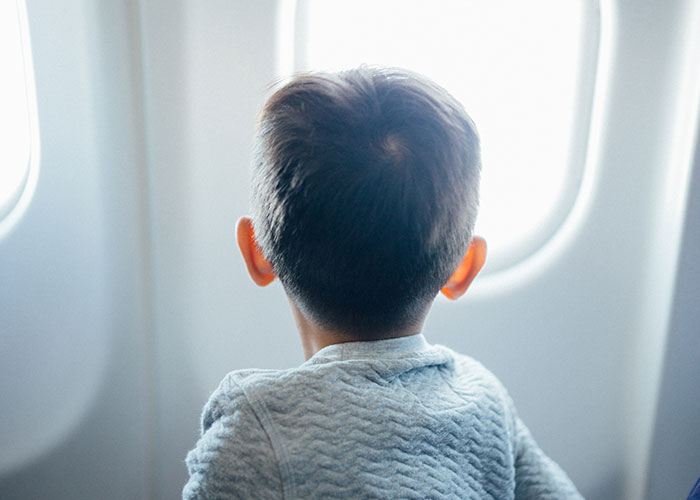 "Rich People, Don't Spoil Your Kids": Heated Discussion Starts After Dad Leaves His Kids In Coach While Flying First Class "Rich People, Don't Spoil Your Kids": Heated Discussion Starts After Dad Leaves His Kids In Coach While Flying First Class