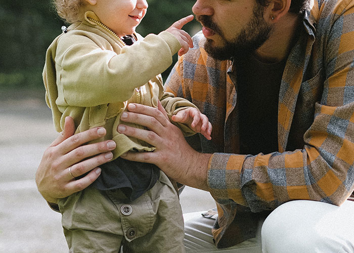 "Rich People, Don't Spoil Your Kids": Heated Discussion Starts After Dad Leaves His Kids In Coach While Flying First Class "Rich People, Don't Spoil Your Kids": Heated Discussion Starts After Dad Leaves His Kids In Coach While Flying First Class