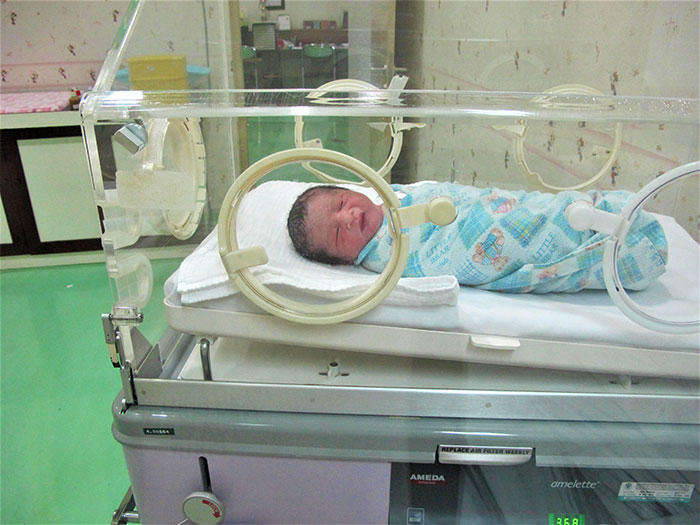 "Fue indignante y triste": Las enfermeras exponen a los peores padres que han visto en una sala de partos
