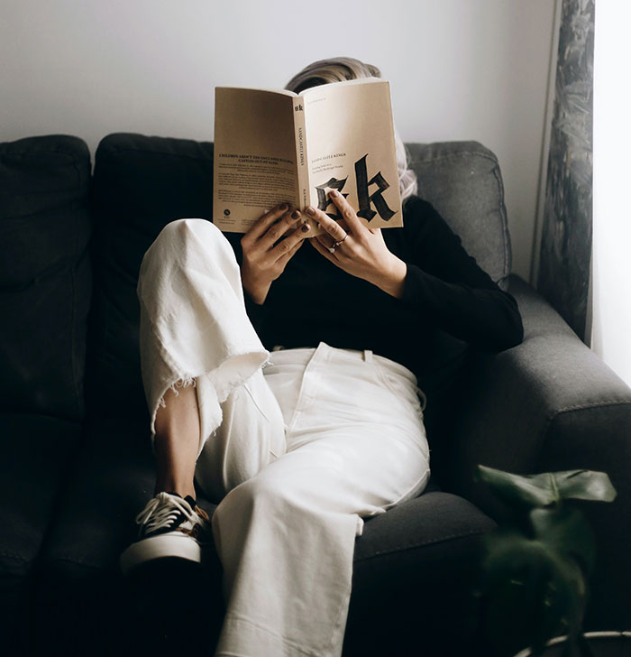 Employee Gets Scolded For Reading At Work, Boss Changes Her Mind After Seeing How Scarily Fast That Employee Is At Work Employee Gets Scolded For Reading At Work, Boss Changes Her Mind After Seeing How Scarily Fast That Employee Is At Work