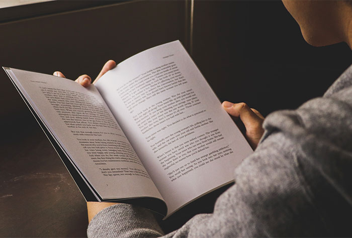 Employee Gets Scolded For Reading At Work, Boss Changes Her Mind After Seeing How Scarily Fast That Employee Is At Work Employee Gets Scolded For Reading At Work, Boss Changes Her Mind After Seeing How Scarily Fast That Employee Is At Work