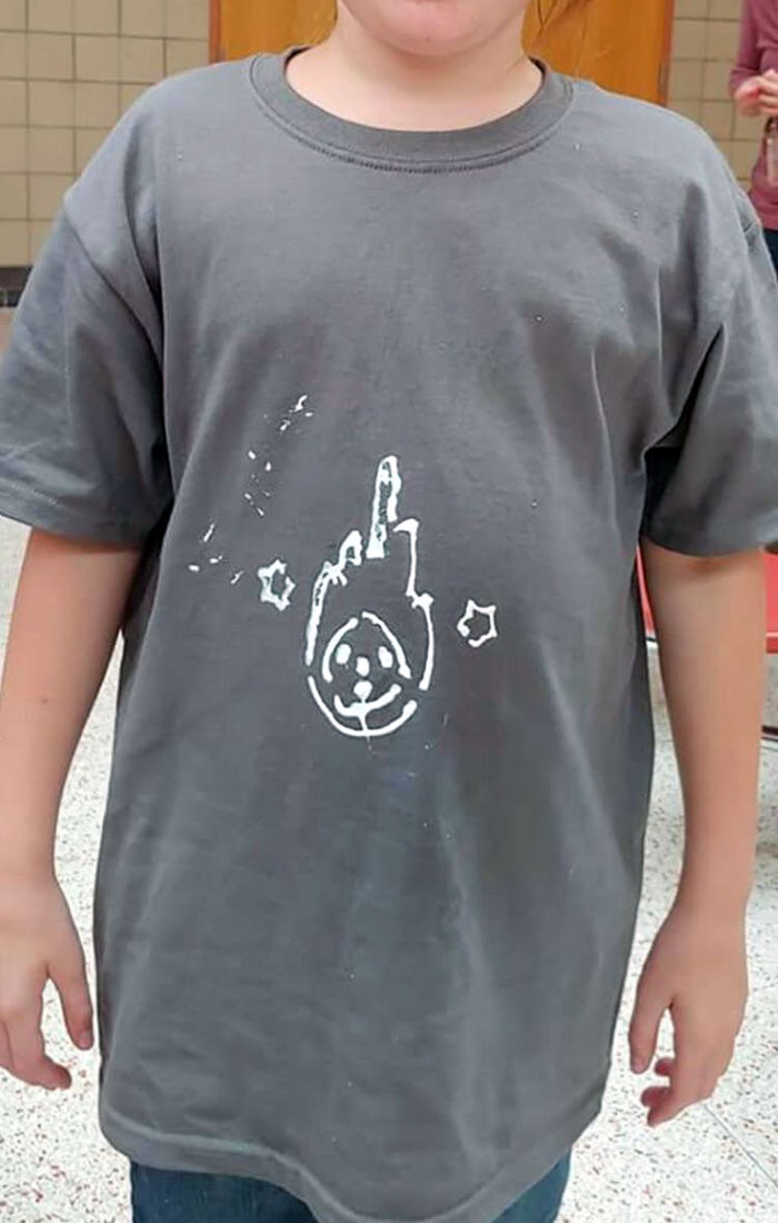 La hija de mi amiga fue a un campamento de verano y recibió esta camiseta de un "meteorito"