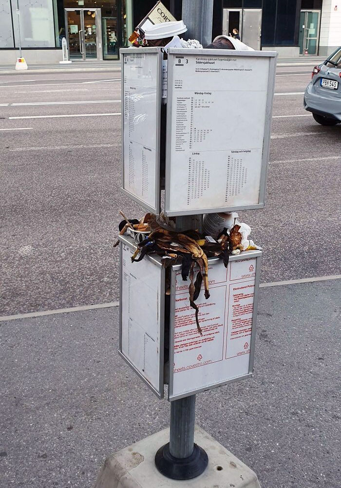 Suecos pasivo-agresivos al retirar la papelera de una parada de autobús