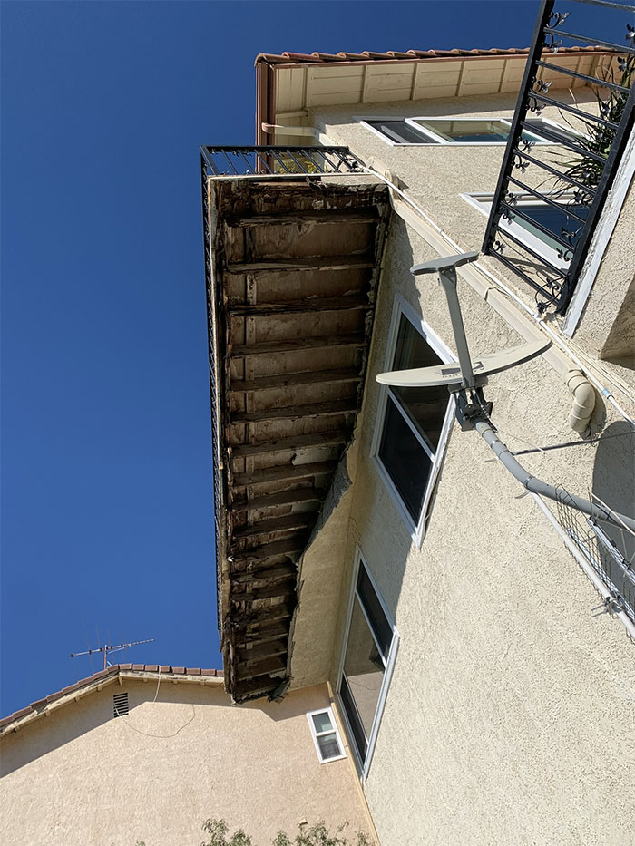 El agua de lluvia se filtró en la estructura del balcón haciendo que buena parte del estuco se cayera