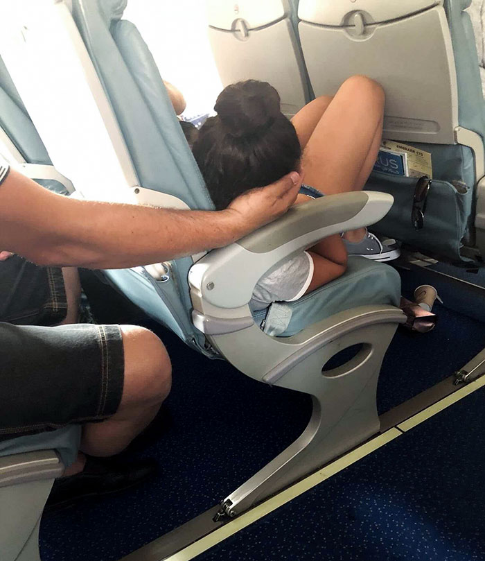 Este tipo mantuvo su mano en esta posición durante más de 45 minutos para que su hija pudiera dormir bien