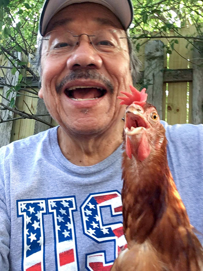 Mi padre me envió esta foto de él y una de mis gallinas