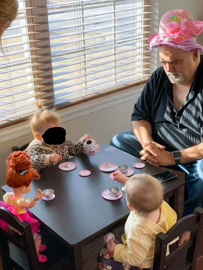 Mi padre disfrutó de una fiesta del té con mi hija y mi sobrina