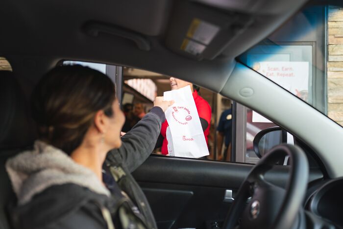 “Girl, Don’t Do This To The Workers”: Mom Shows Off Kid Ordering In Drive-Thru “Girl, Don’t Do This To The Workers”: Mom Shows Off Kid Ordering In Drive-Thru