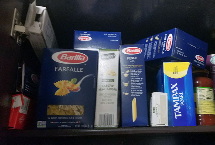 Fui a hacer la compra, y mi marido guardó todo. Es una caja azul, así que debe ser una pasta...