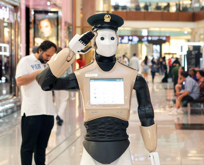 The World's First Police Robot At Dubai Mall