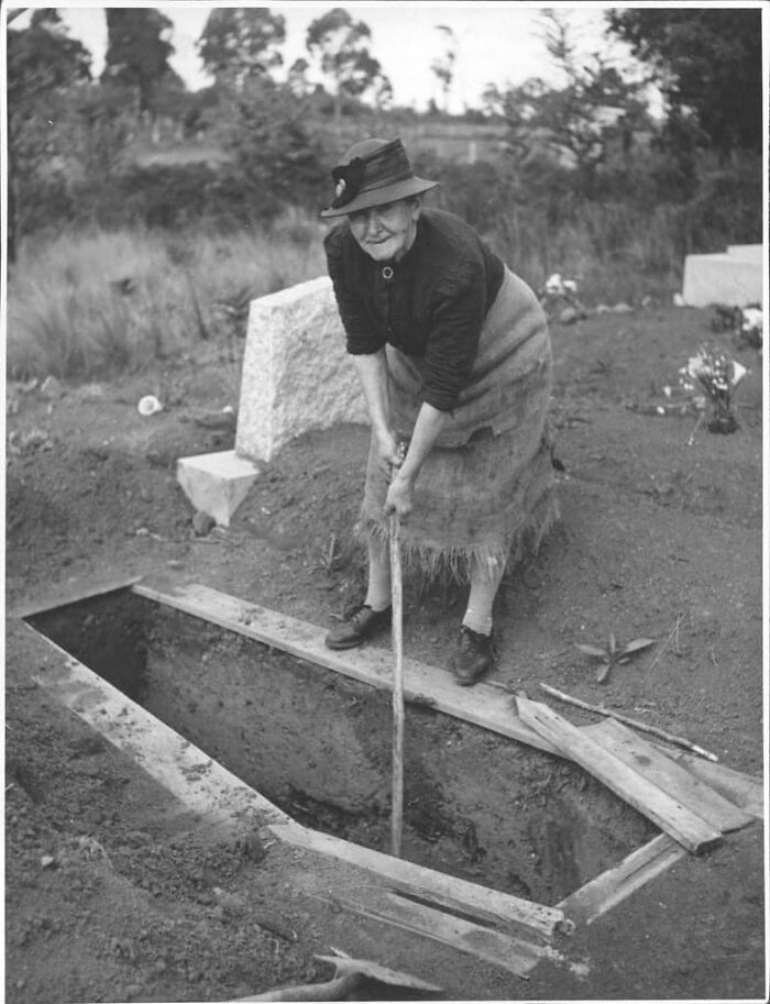 Digging Graves As A Hobby (1916)