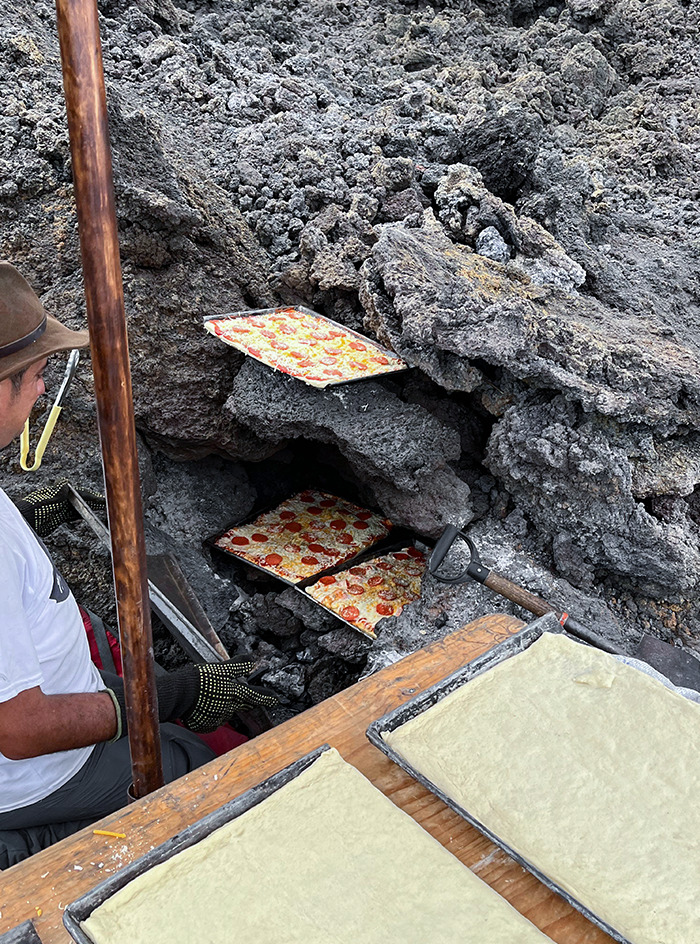  Este hombre cocina pizzas usando las chimeneas volcánicas del Volcán De Pacaya, en Guatemala