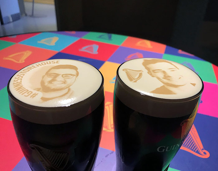 Mi amigo y yo pedimos que pusieran nuestros rostros en la espuma de nuestras cervezas, en Irlanda