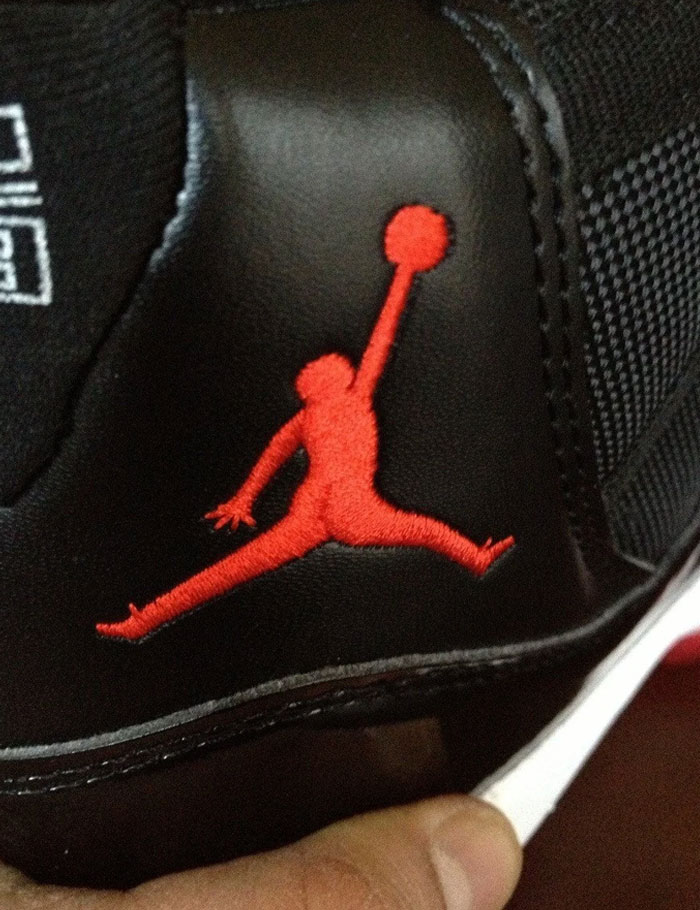 Compré unas zapatillas Jordan en línea. Me enviaron unas falsas y el logo de Jordan tiene una línea en el trasero. Qué rayos, LOL