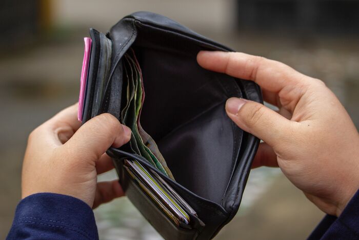 “Don’t Use Credit Cards, Use Cash For Everything”: 30 People Debunk Frugal Hacks That Just Don’t Work