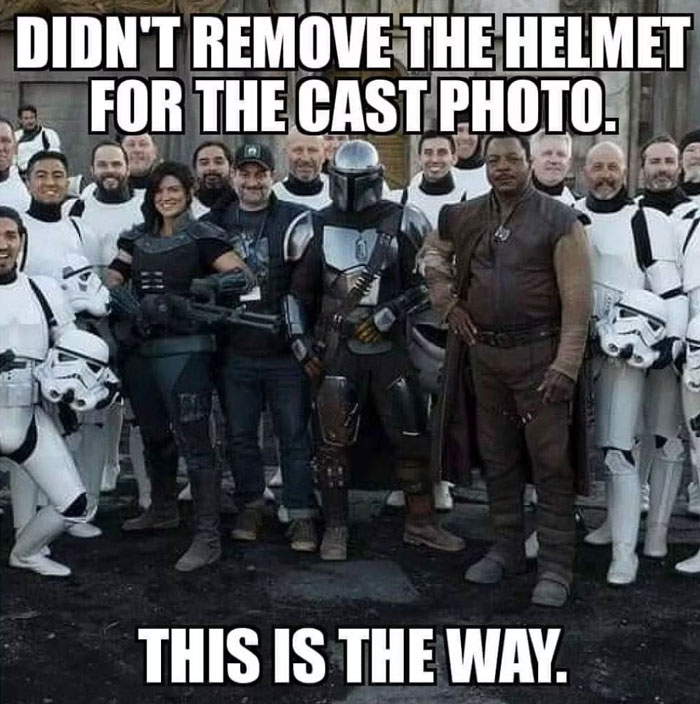 Pedro Pascal didn't remove the helmet for the cast photo meme