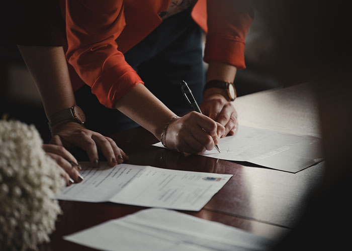 "It's The Most Miserable Marriage I've Ever Seen": 30 Stories Of People Dating And Marrying Rich