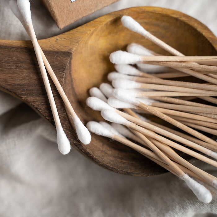 Multiple Q-tips in a wooden spoon 