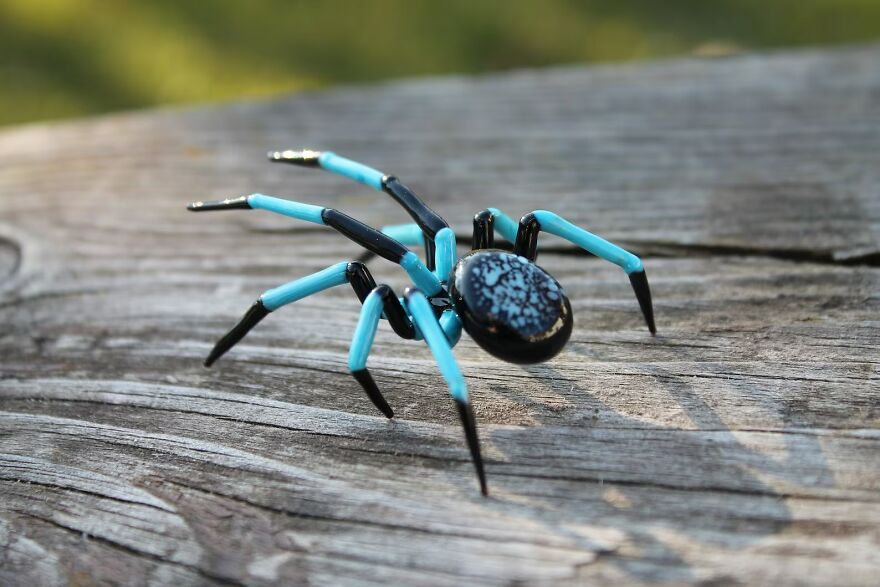 I Create Glass Spider Figurines In Vibrant Colors (7 Pics)
