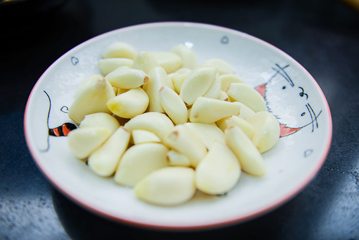 Plate of cloves of garlic 