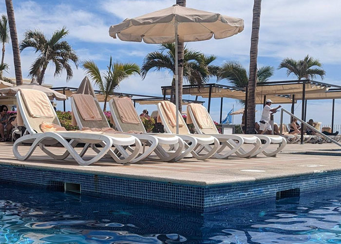 Woman Watches Chaos Ensue After Taking Towels Off Every Lounge Chair In Petty Revenge Woman Watches Chaos Ensue After Taking Towels Off Every Lounge Chair In Petty Revenge