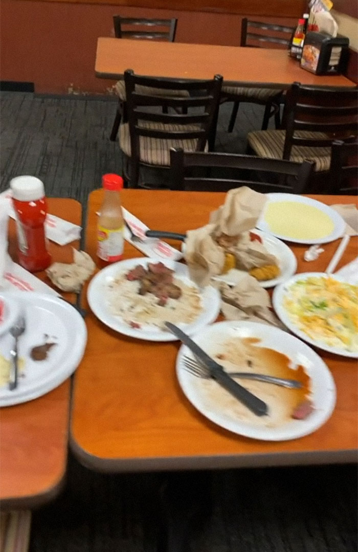 "I Should Have Hundreds Of Dollars Right Now": Buffet Worker Has Had It With People Leaving A Mess Behind And No Tips, Starts Discussion Online "I Should Have Hundreds Of Dollars Right Now": Buffet Worker Has Had It With People Leaving A Mess Behind And No Tips, Starts Discussion Online