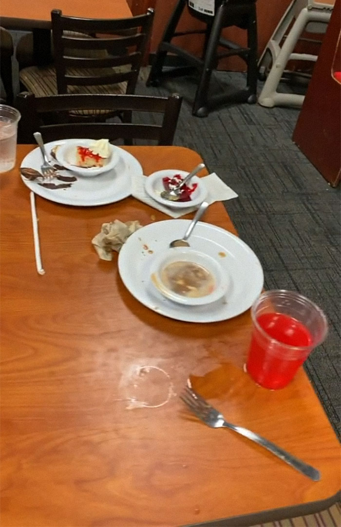 "I Should Have Hundreds Of Dollars Right Now": Buffet Worker Has Had It With People Leaving A Mess Behind And No Tips, Starts Discussion Online
